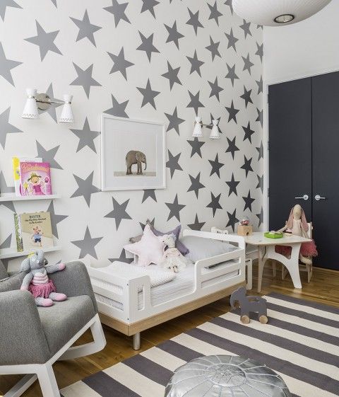 Dormitorio infantil iluminado con apliques en la pared