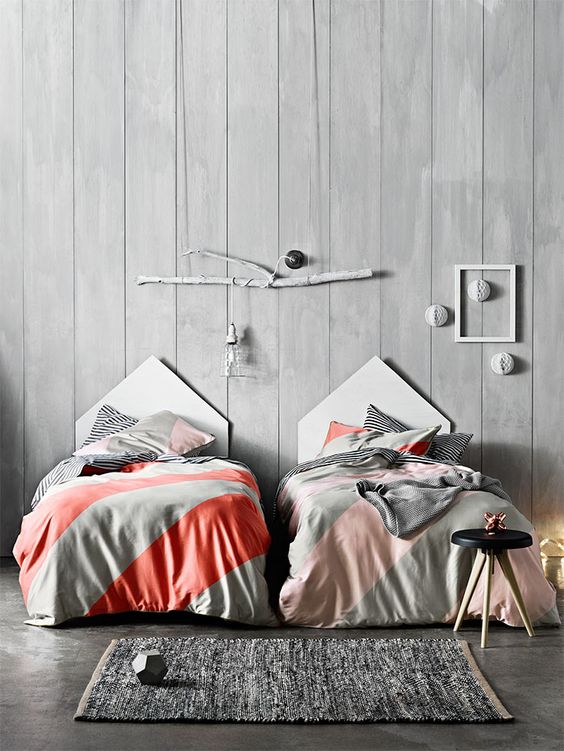 Dormitorio infantil compartido por niño y niña utilizando un fondo gris y con detalles de diferentes colores