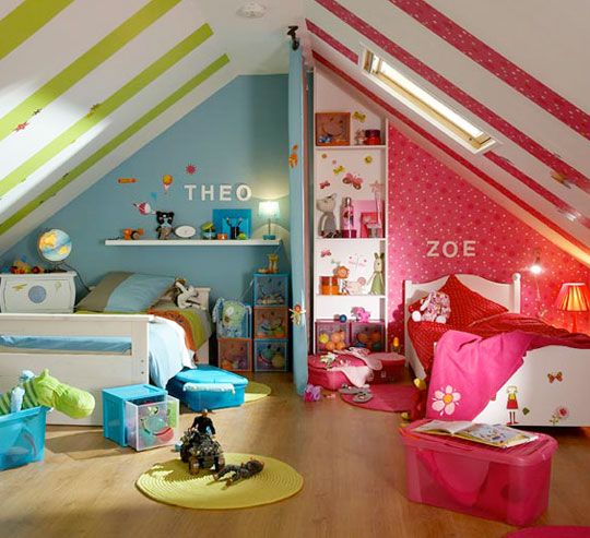 Dormitorio infantil compartido por niño y niña y diferenciado en la decoración y colores