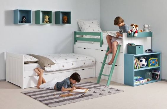 Dormitorio infantil compartido con camas en ángulo una de ellas más elevada del suelo