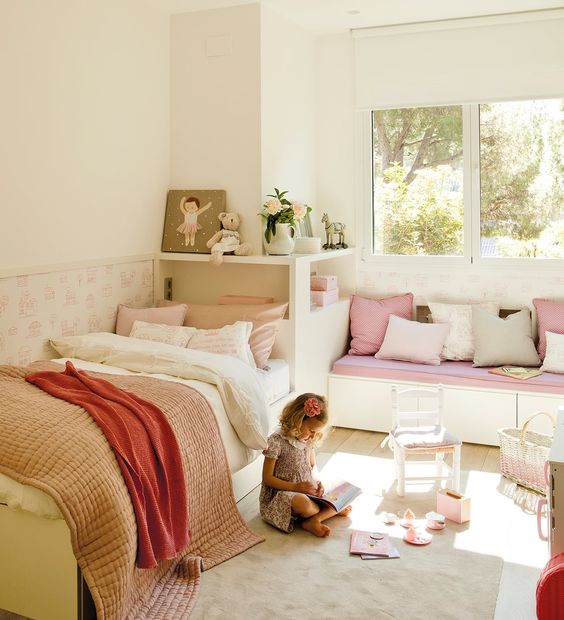 Dormitorio infantil compartido con camas en ángulo y decorado en tonalidades pastel