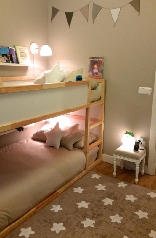 Dormitorio infantil con literas con diferentes tipos de iluminación