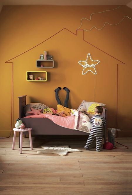 Estrella con luces de neon complementa la original decoración de este dormitorio infantil