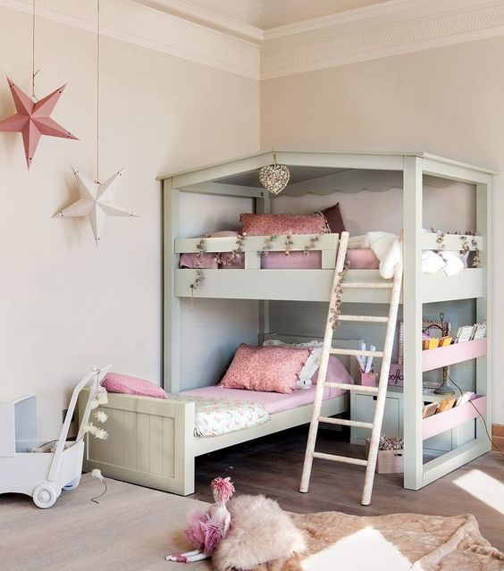 Dormitorio infantil compartido con litera en forma de casita