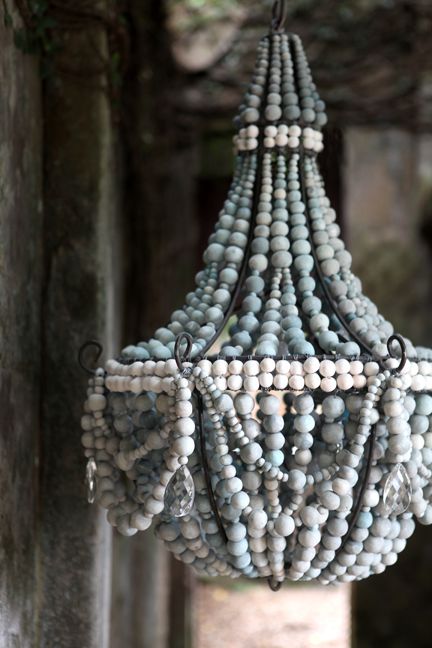 Lámpara de techo de hierro y bolas de madera