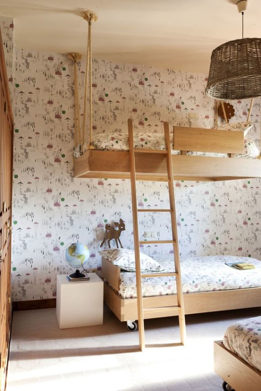 Dormitorio infantil compartido con litera colgada del techo