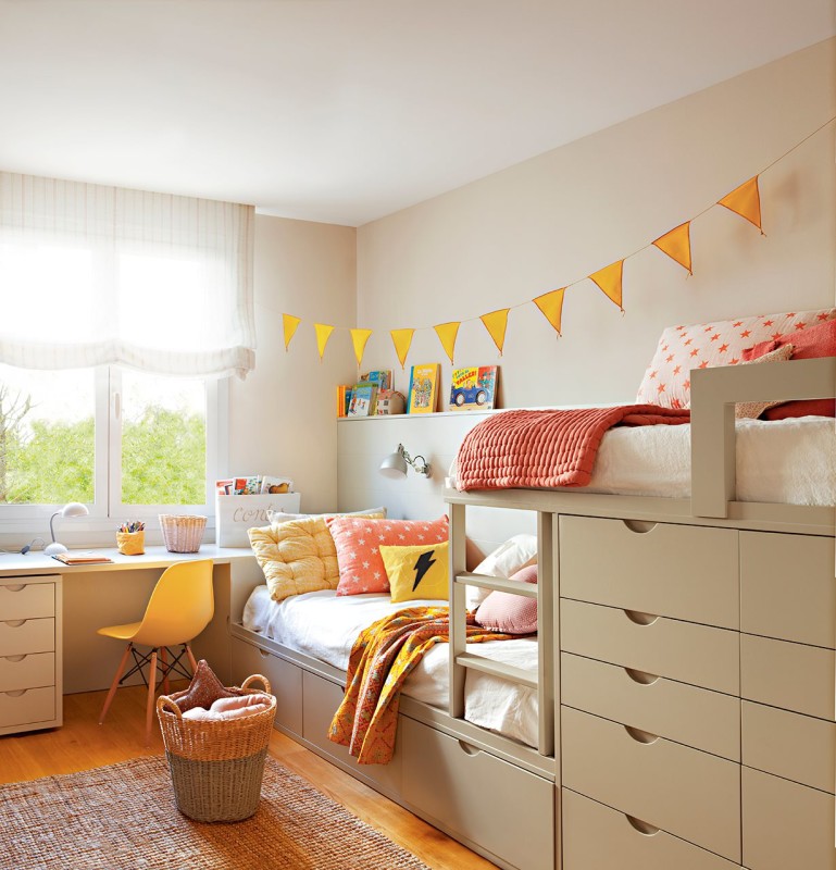 Dormitorio infantil con literas tipo tren con diferentes cajones para mantener el orden en la habitación