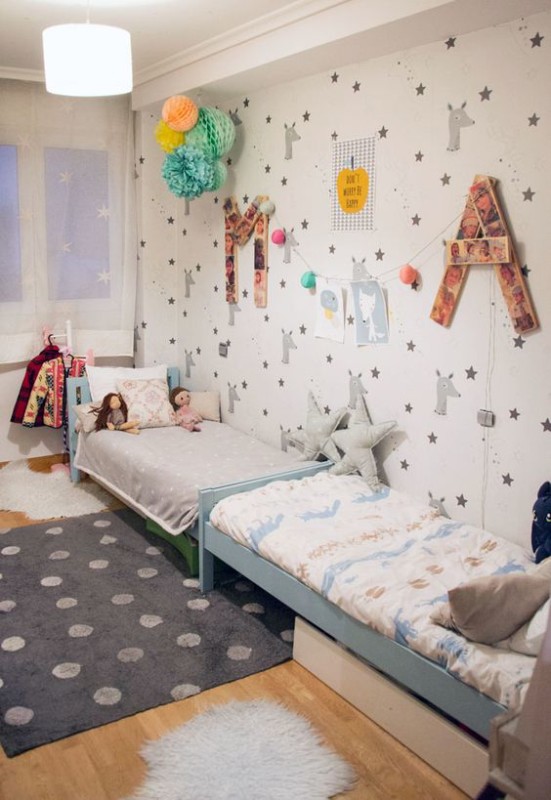 Dormitorio infantil compartido con camas colocadas piecera con piecera