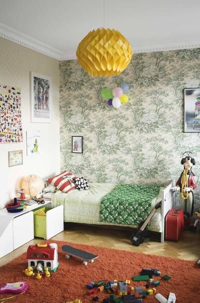 Dormitorio de estilo vintage con lámpara de papiroflexia en el techo