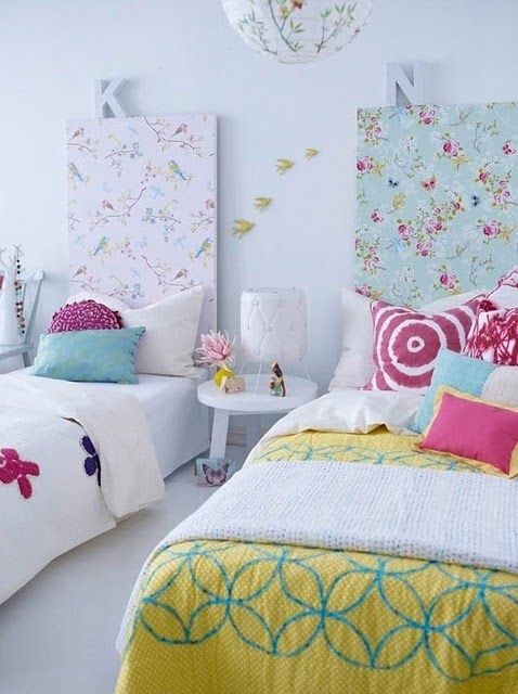 Dormitorio infantil compartido simétrico con variaciones en los tejidos
