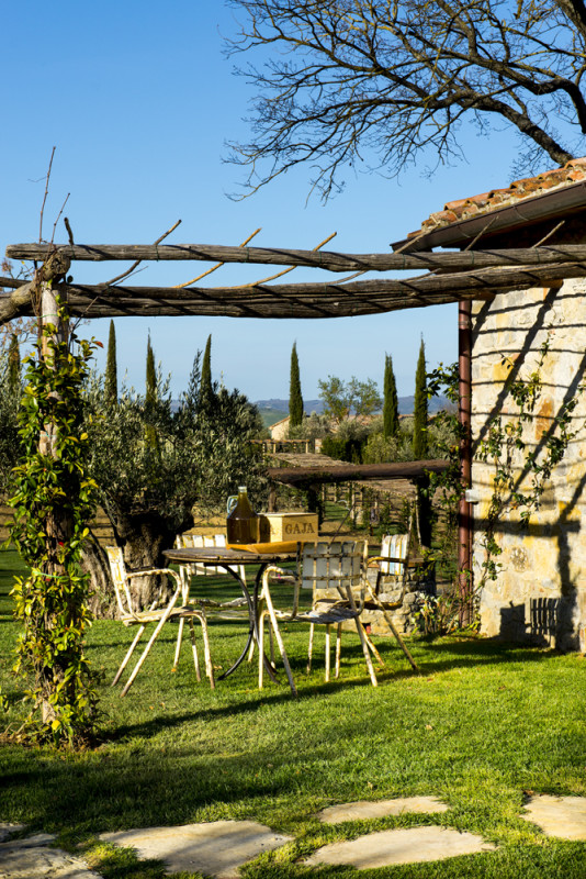 Vistas de un espacio exterior de la villa en la Toscana