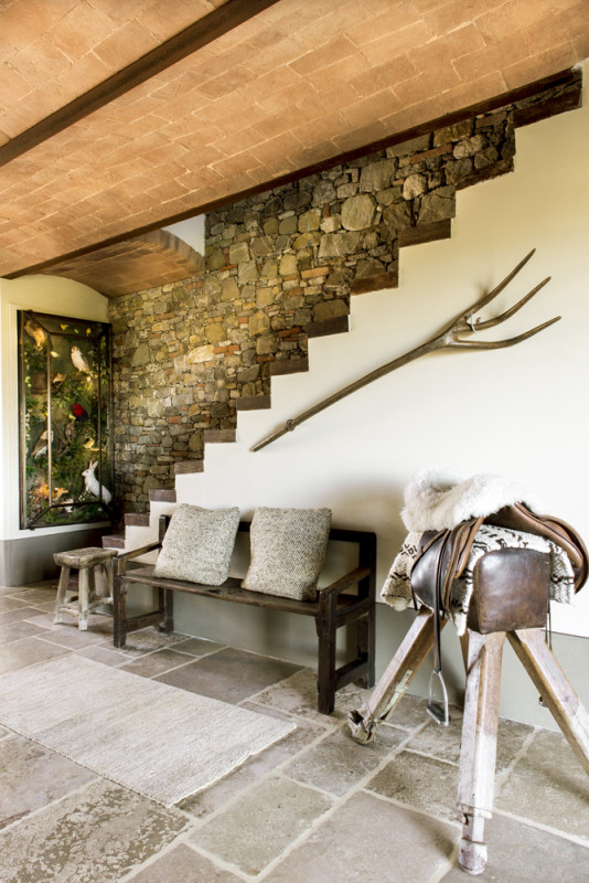 Espacio del holl de la villa en la Toscana decorado con detalles rústicos