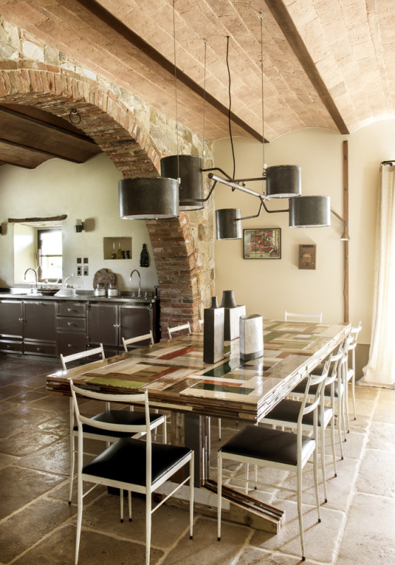 Detalle de la mesa del comedor de la villa en la Toscana hecho con patchwork de madera