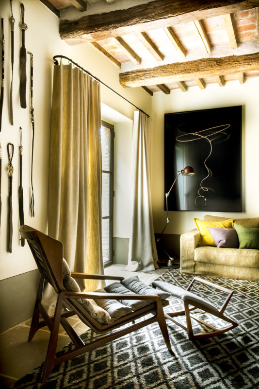 Juego de mobiliario, detalles que decoran las paredes de la villa en la Toscana