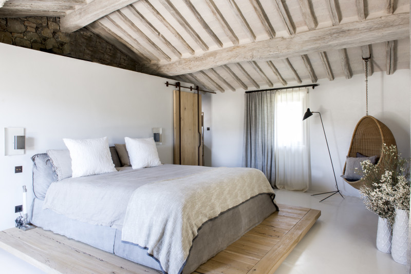 Dormitorio principal de estilo rústico de la villa en la Toscana