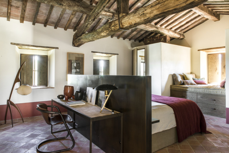 Decoración ecléctica de un dormitorio de la villa en la Toscana