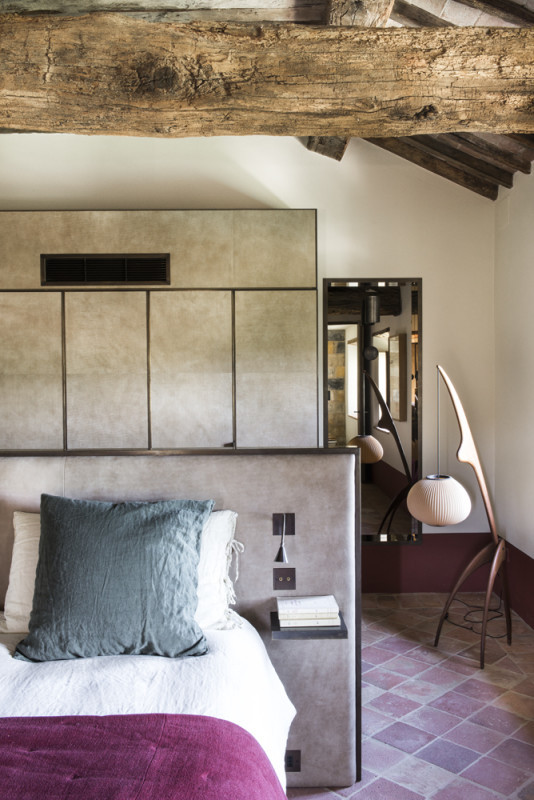 Detalle de la zona del cabezal de un dormitorio en la villa de la Toscana