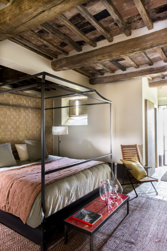 Detalle dormitorio de estilo provenzal de la villa en la Toscana