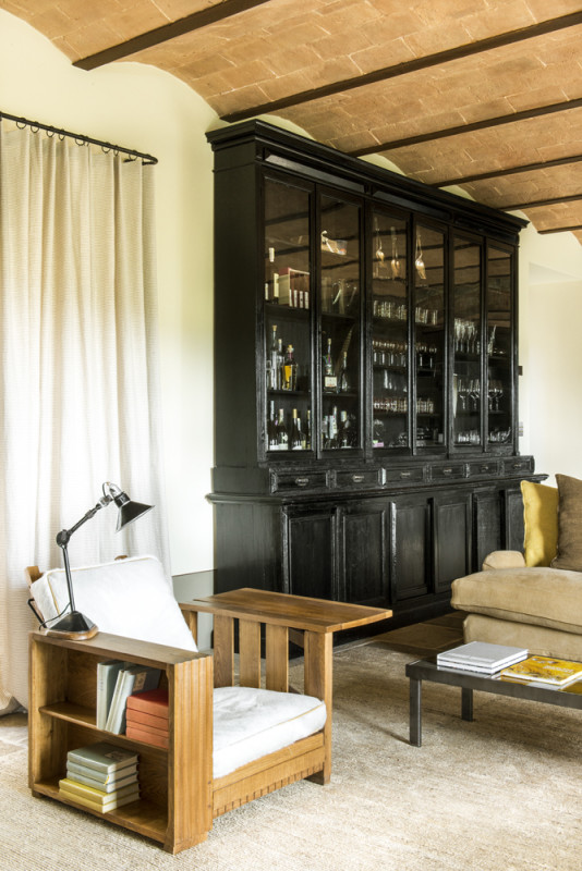 Mobiliario del salón de la villa en la Toscana