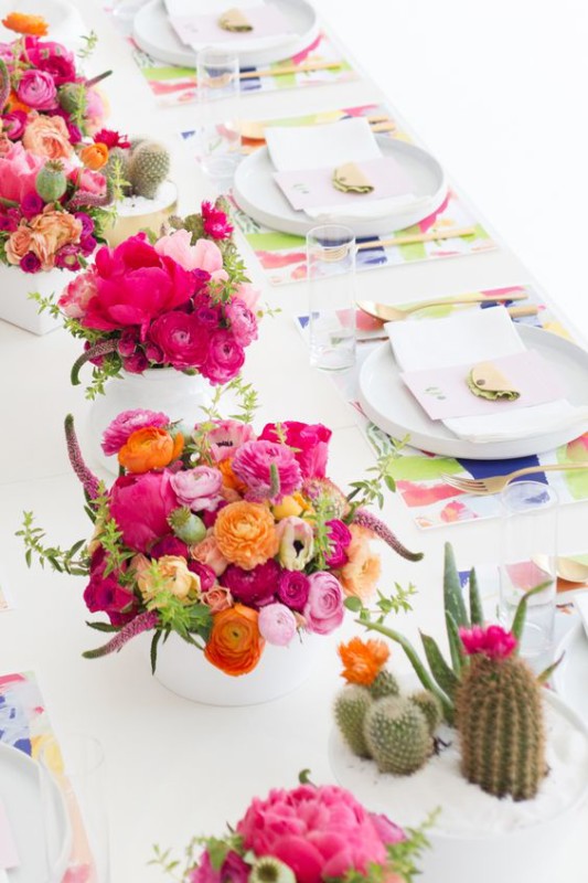 Decorar con cactus centro de mesa combinado con flores