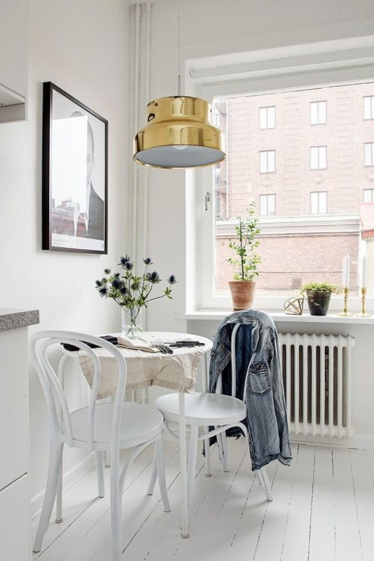 Zona office cocina con lámpara acabado oro