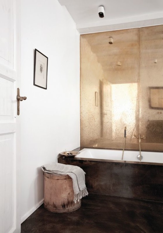 Baño con pared decorada con oro