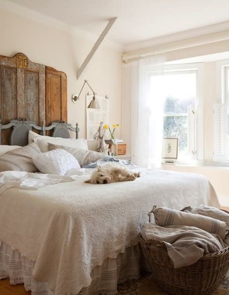 Dormitorio decorado con estilo romántico de una casa con perros