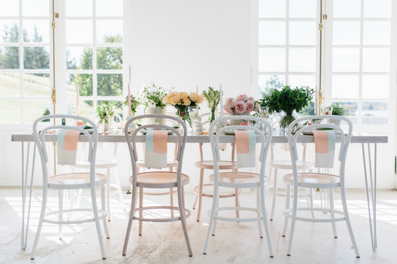 Detalle decoración mesa para una fiesta con tonalidades pastel