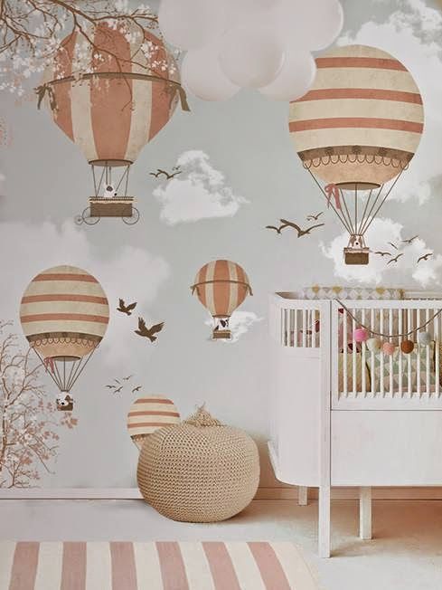 Decorar con papel pintado un dormitorio infantil con estampados de globos