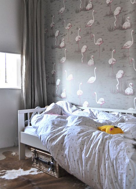 Decorar con papel pintado un dormitorio infantil con estampados de flamingos