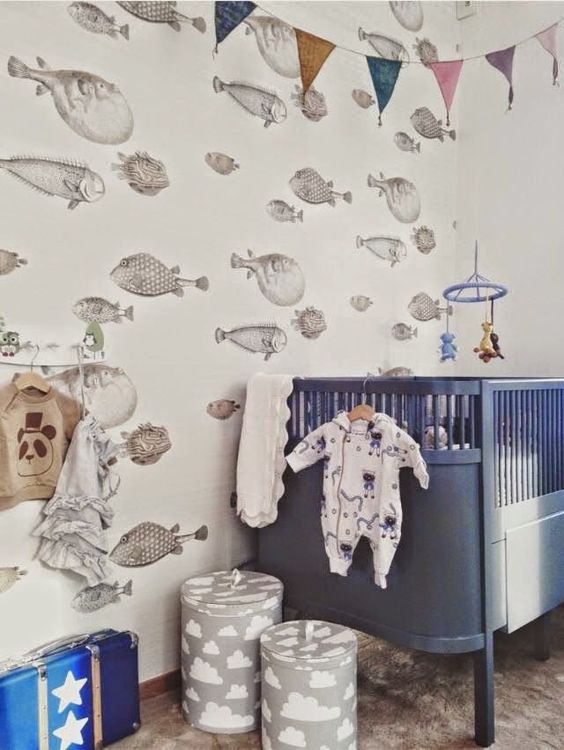 Decorar con papel pintado un dormitorio infantil con estampados de peces