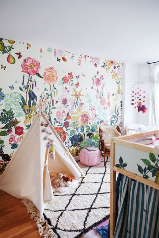 Decorar con papel pintado un dormitorio infantil con estampados de flores XXL