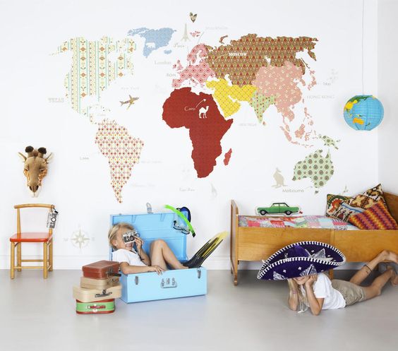 Decorar con papel pintado un dormitorio infantil con un mapa mundi