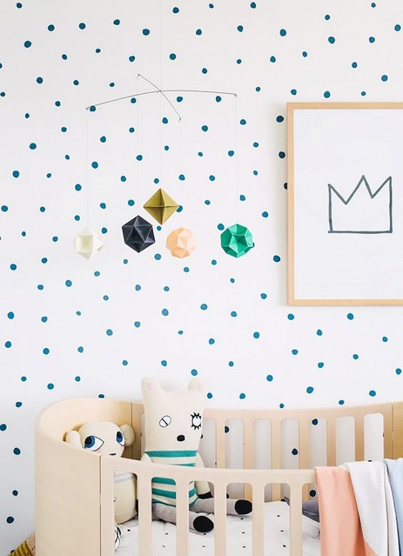Decorar con papel pintado un dormitorio infantil con estampado geométrico