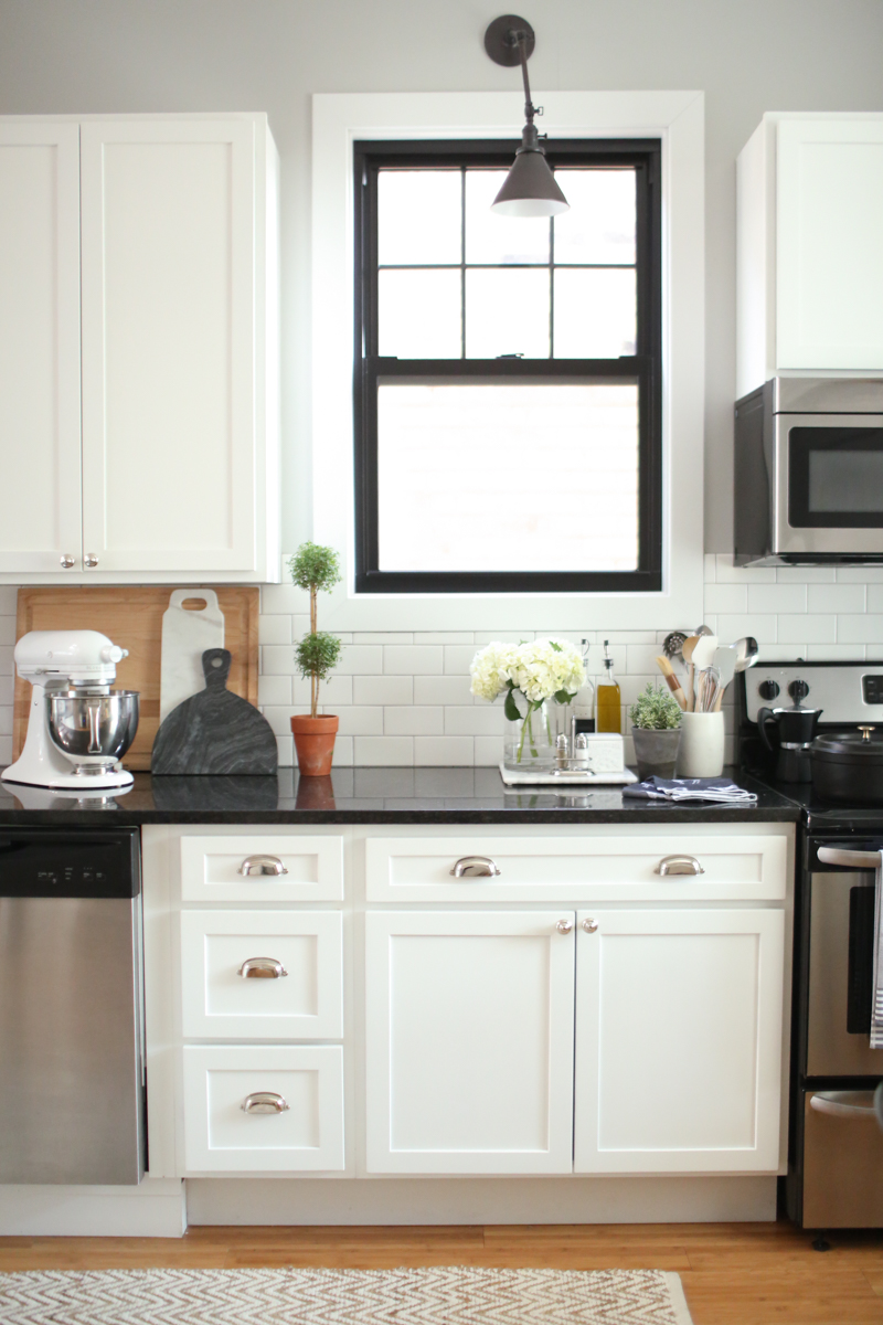 decorar-tu-primera-casa-cocina-decorada-en-blanco-y-negro