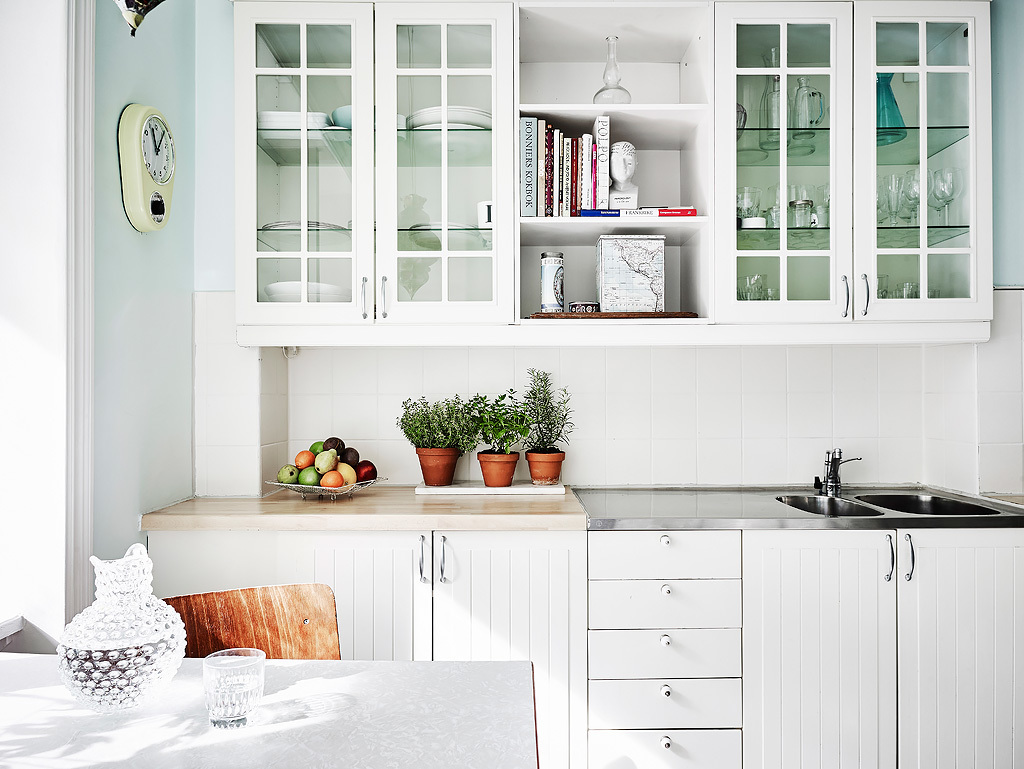 Ideas_de_decoración_para_espacios_reducidos_cocina_muebles_blancos_paredes_verde_menta