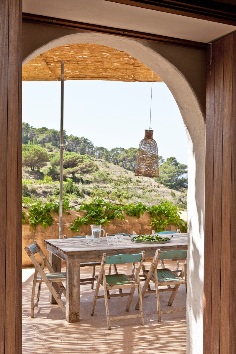 casa-de-verano-Ibiza-decoración-rústica-natural-mesa-sillas-recuperadas-09